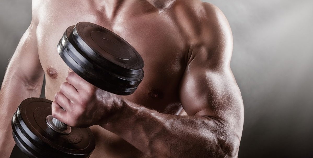 Trening bicepsów i tricepsów