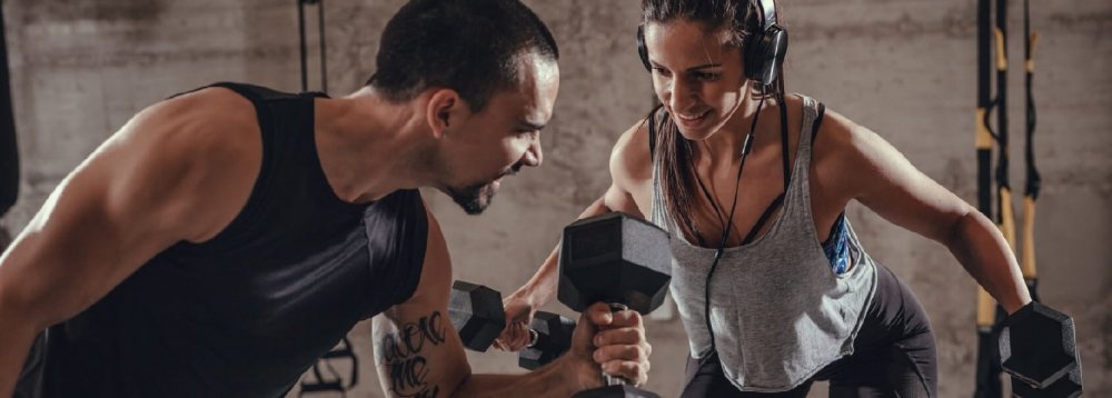 unoszenie hantli na barki